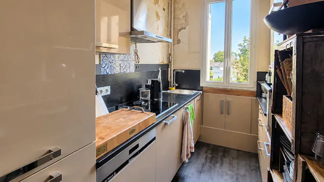 64 m² 3-room flat in a 1914 stone building with long balcony, Porte de Versailles
