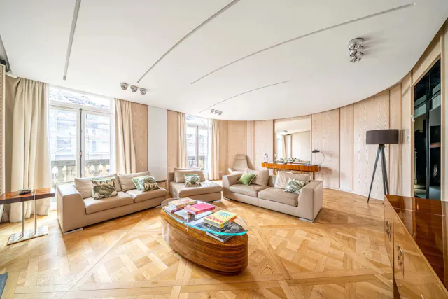 228 m² top-floor flat with balcony and five suites, La Muette