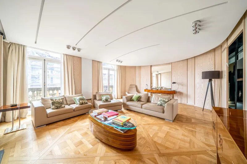 228 m² top-floor flat with balcony and five suites, La Muette