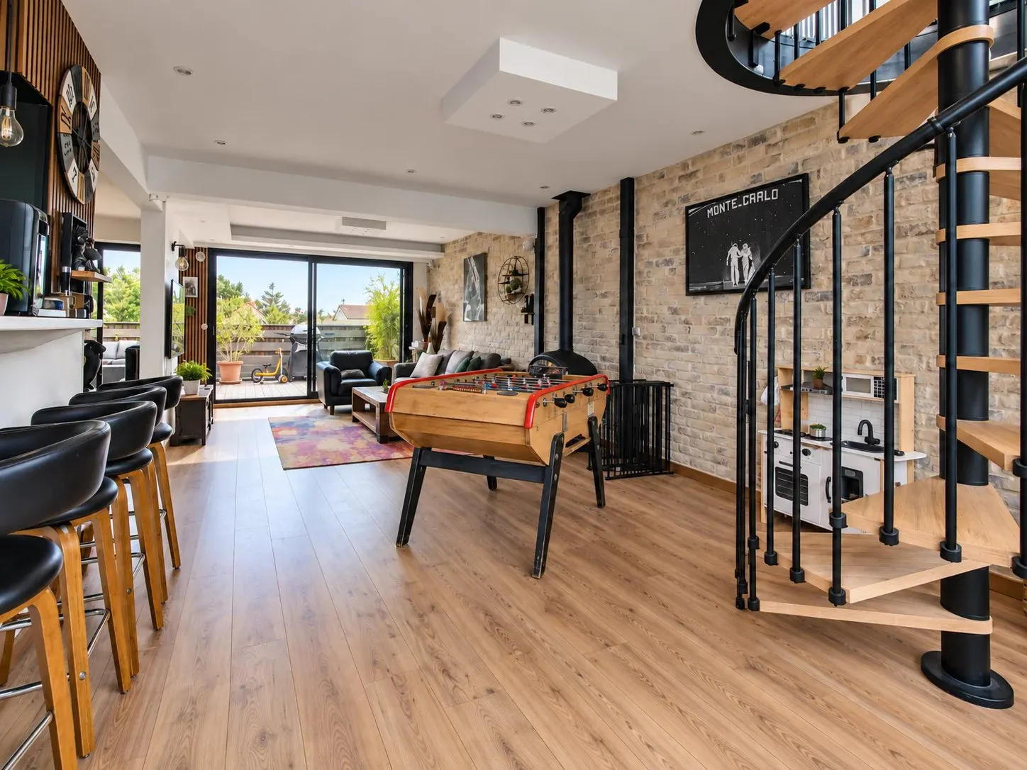 143 m² loft with two terraces and direct lift access, Montreuil