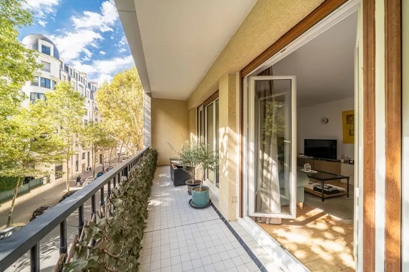59 m² 3-room flat with 32 m² double living room and 9 m² balcony, Auteuil