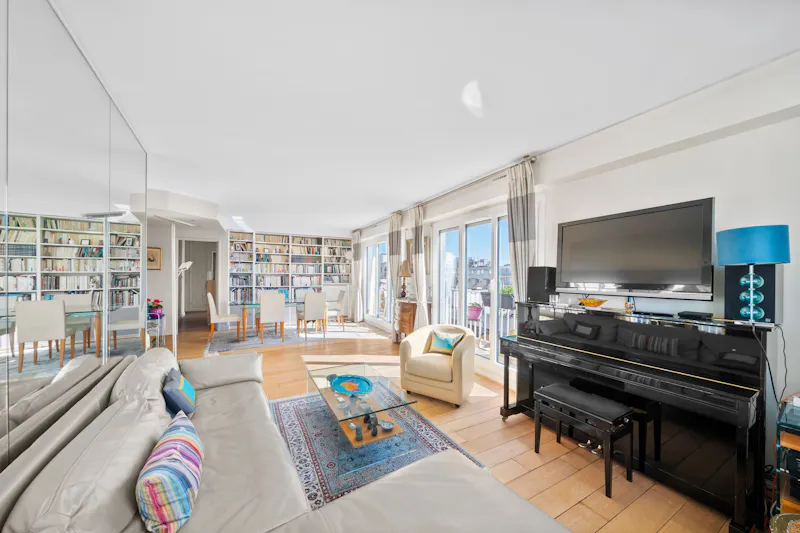 92 m² Carrez 5-room flat with 12 m² long balcony, Eiffel Tower view
