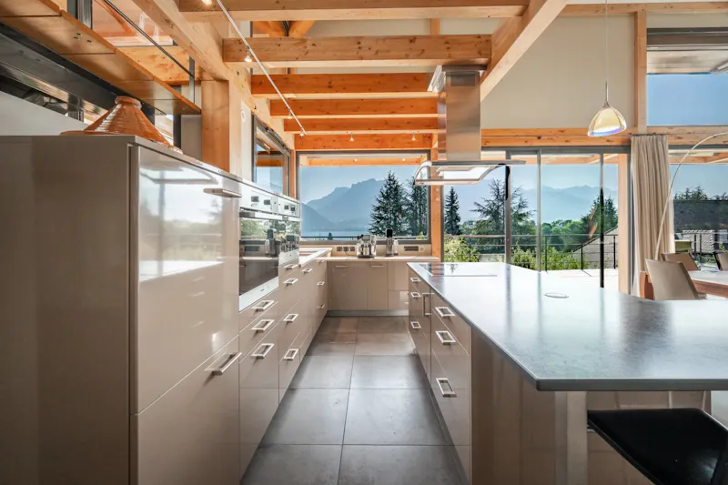 Villa d’architecte de 272 m² avec solarium de 50 m² et piscine, lac d’Annecy