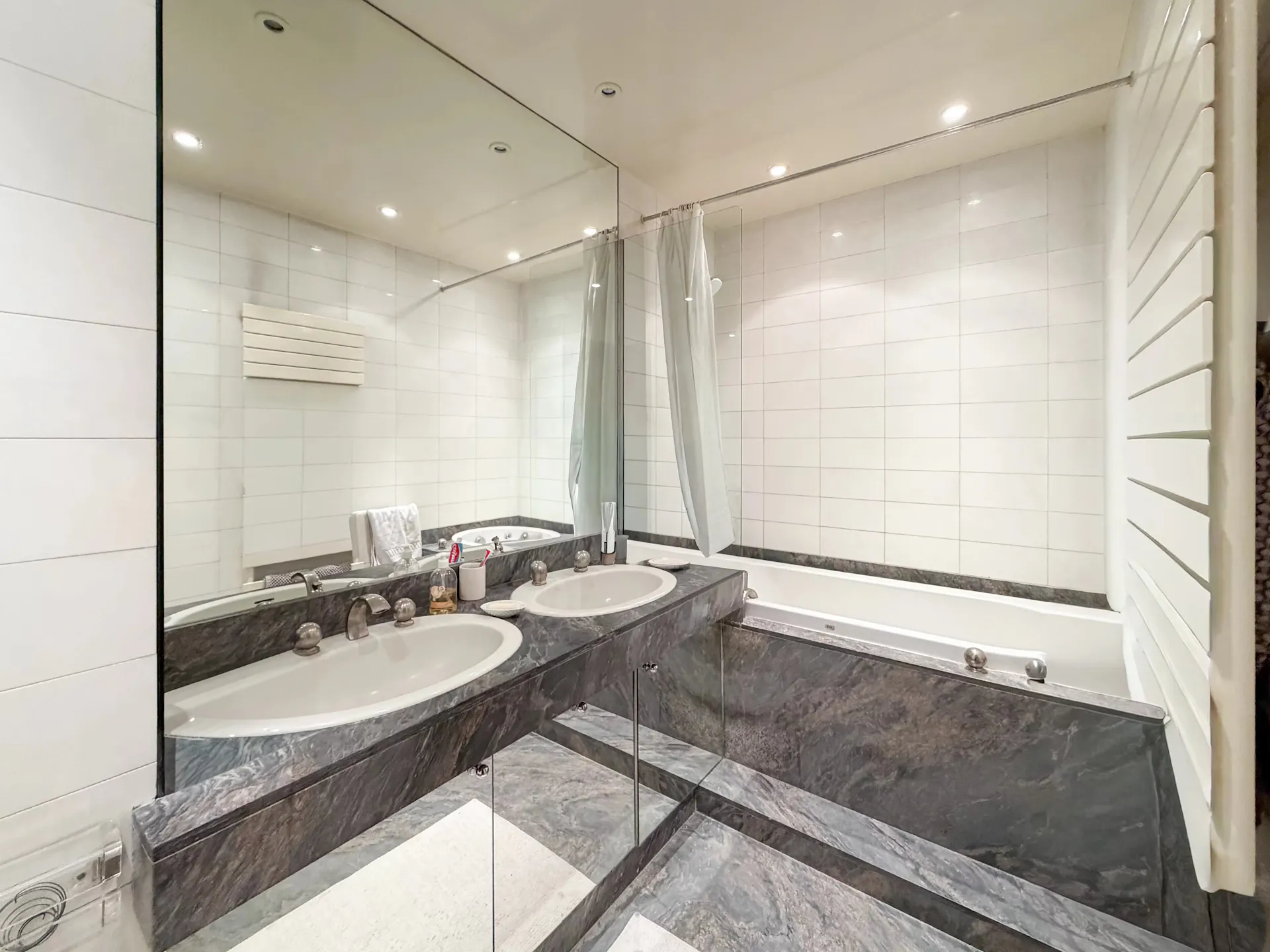 240 m² flat facing square Lamartine, avenue Victor Hugo, with patio