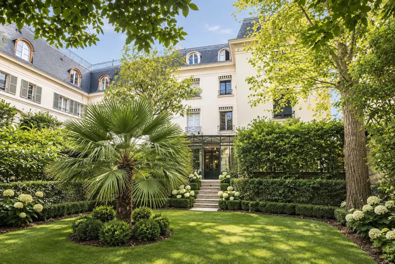 470 m² mansion with walled garden and Eiffel Tower view, La Muette