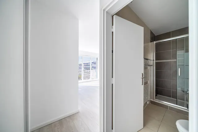 28 m² top-floor south-facing studio, fully redone, Saint-Lambert
