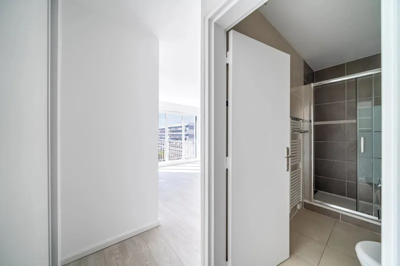 28 m² top-floor south-facing studio, fully redone, Saint-Lambert
