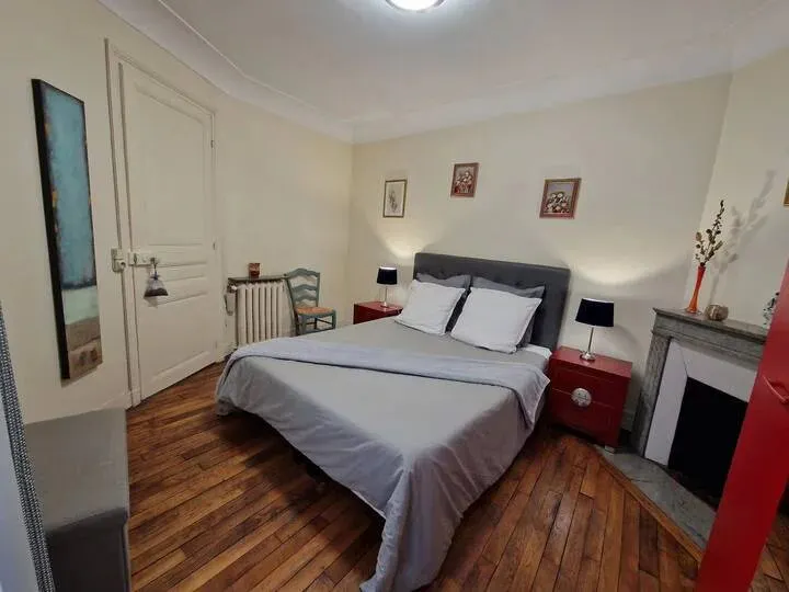 67 m² Carrez 3-room flat with small balconies and period charm, Saint-Lambert