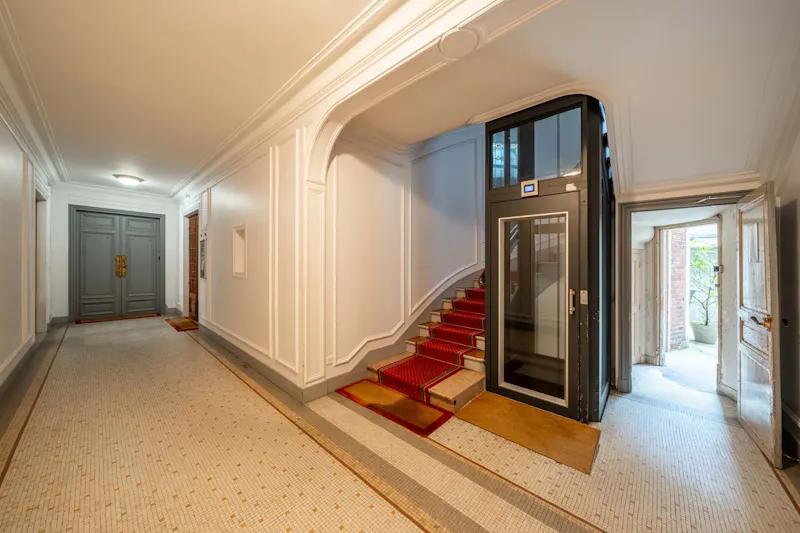 183 m² Carrez family flat with balcony and five bedrooms, Saint-Victor