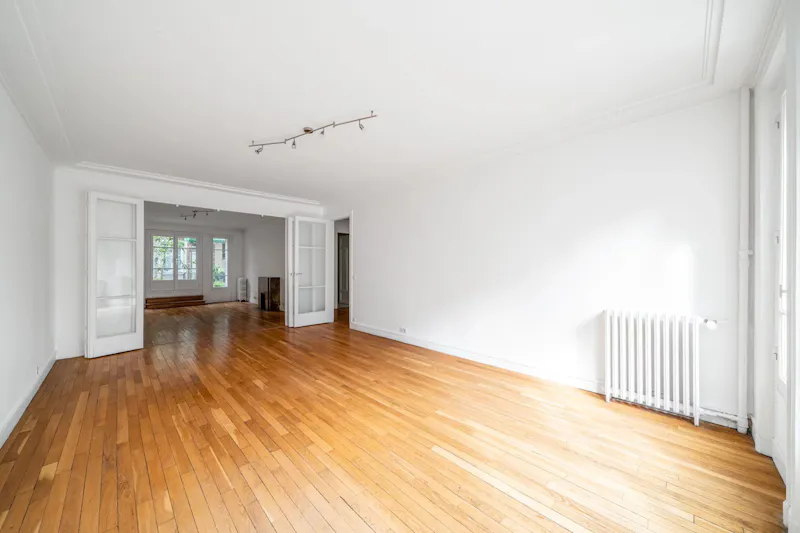 184 m² family 6-room flat on the 1st floor with balcony, rue Madame