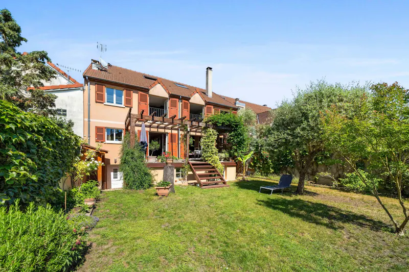 House with landscaped garden in Porchefontaine, Versailles