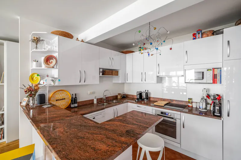 133 m² 6-room flat with two balcony-terraces, parking and cellar, Saint-Placide