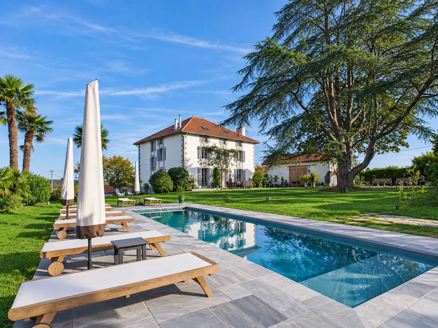 404 m² manor house with pool, Guiche