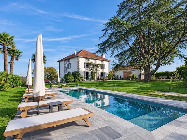 404 m² manor house with pool, Guiche