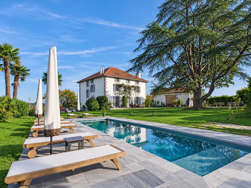 404 m² manor house with pool, Guiche