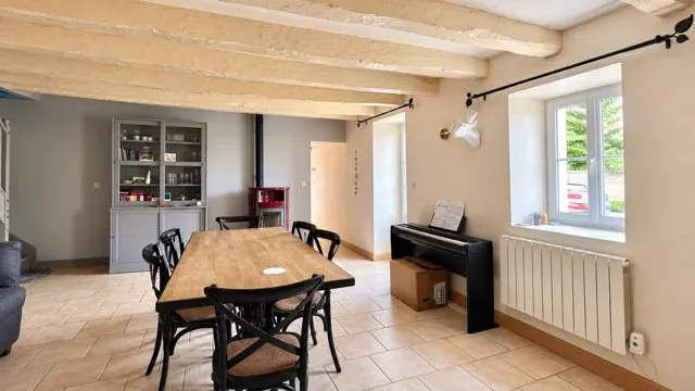 Longère de 1649 de 172 m² sur 1 400 m² de jardin clos avec terrasse, Mirebeau