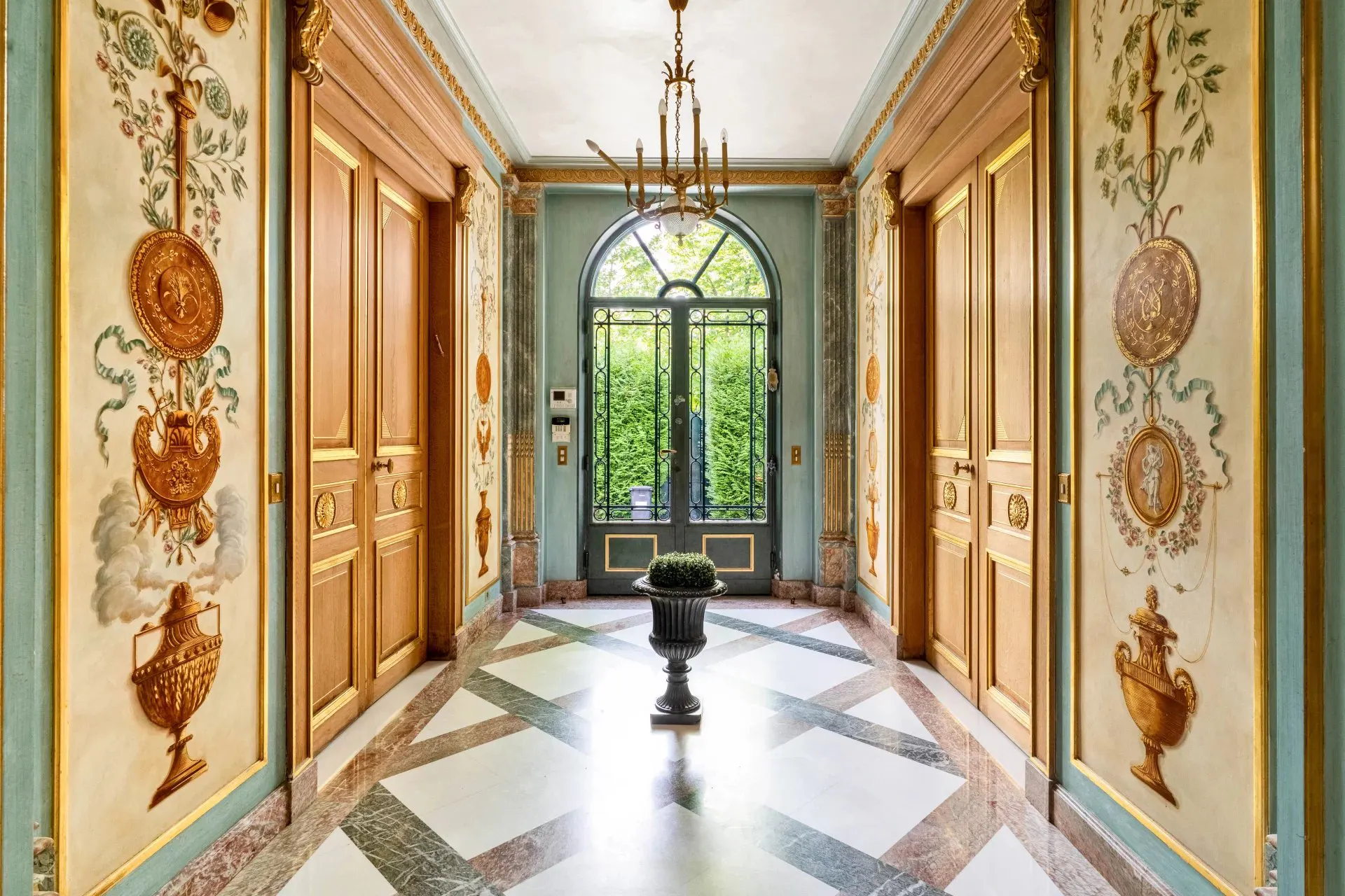 Dressed-stone town house and garden on the promenade des Anglais, La Varenne