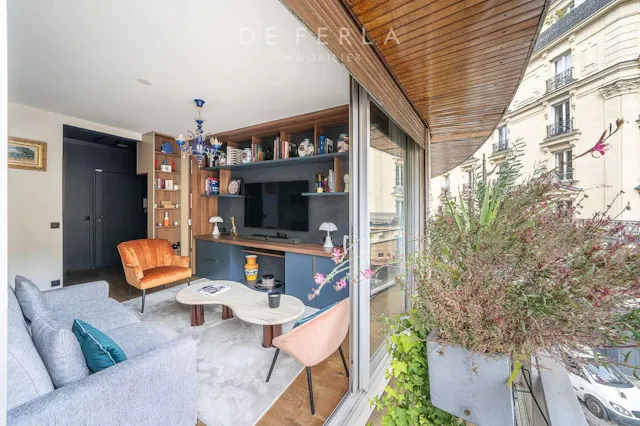 65 m² 3-room flat redone by an architect with 9.90 m² long balcony, rue Cler