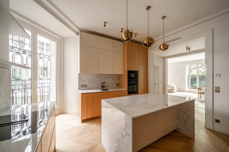 137 m² duplex with 38 m² terrace and five bedrooms, at the foot of the Eiffel Tower
