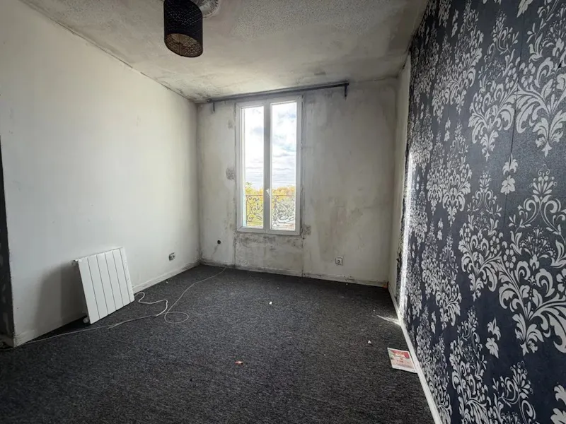 63 m² 4-room top-floor flat to renovate with balcony, garage box and cellar, L’Île-Saint-Denis