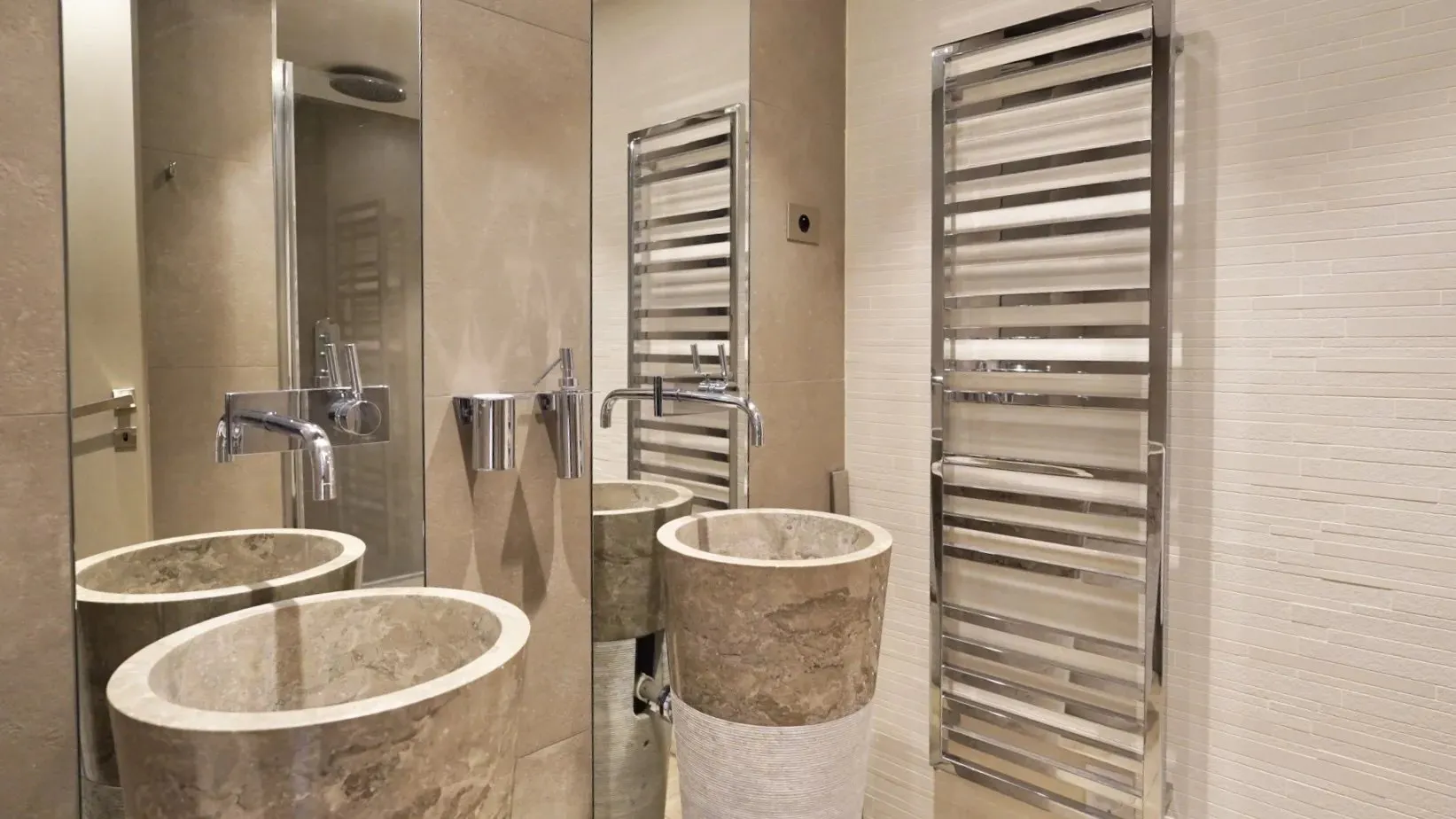 275 m² flat in a 1931 Art Deco building with 18 m² outdoor space