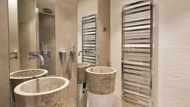275 m² flat in a 1931 Art Deco building with 18 m² outdoor space