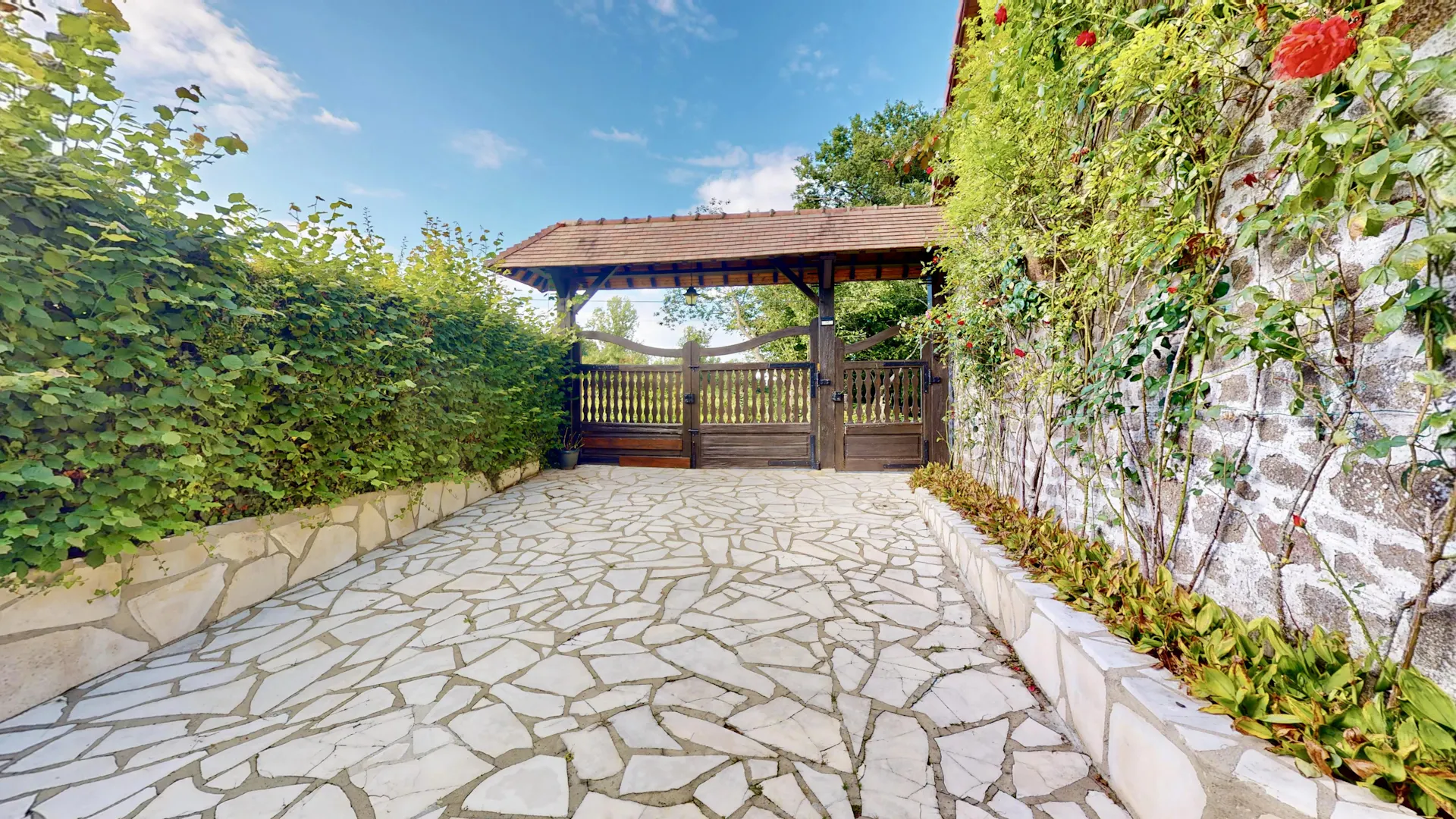 150 m² stone house to refresh on 4,100 m² of land, La Ferté-Macé
