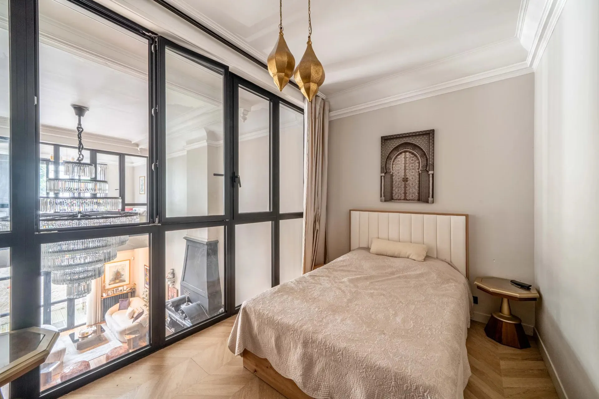 Paris: courtyards and balconies in eight arrondissements
