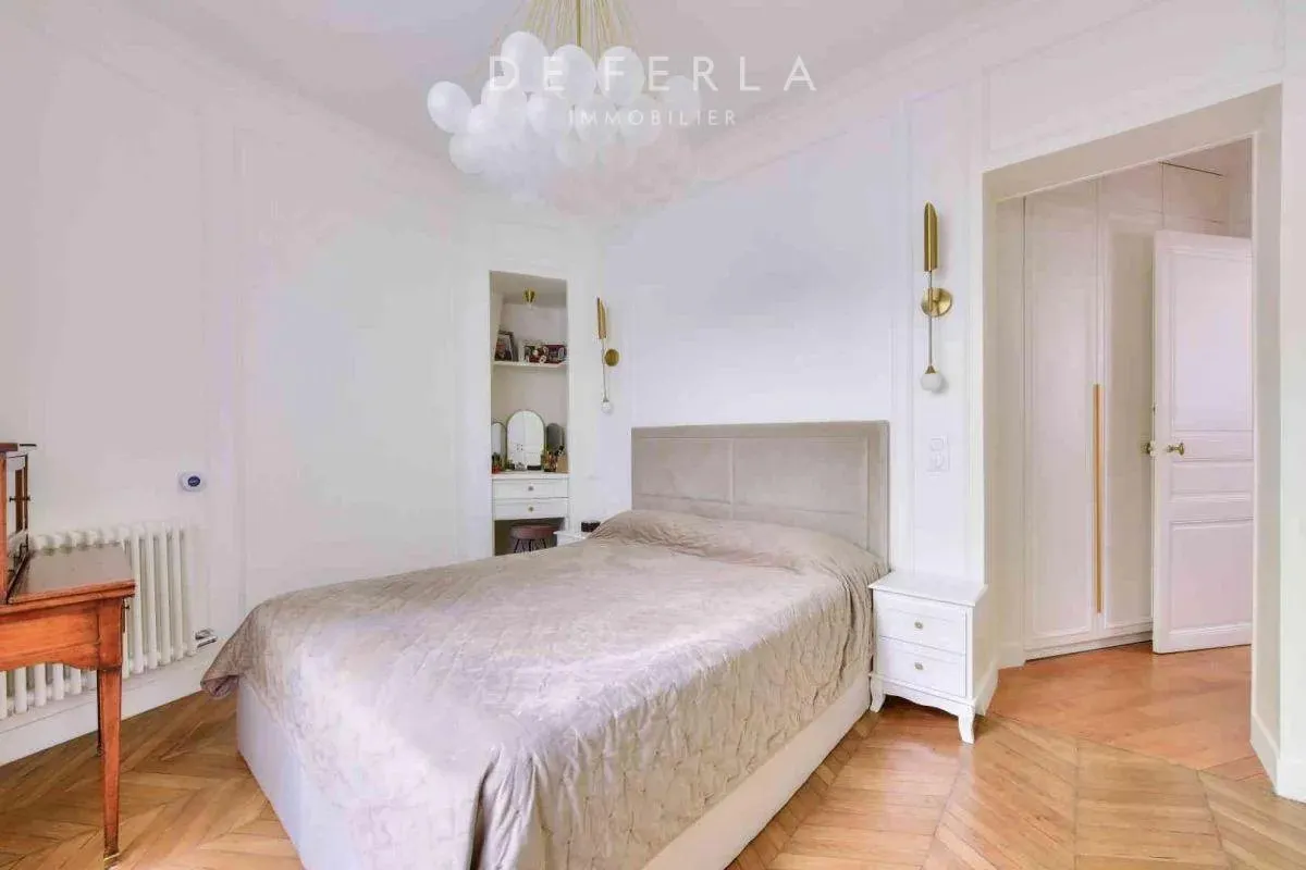 53 m² 2-room flat redone by an architect in 2022 with 5 m² terrace, George V
