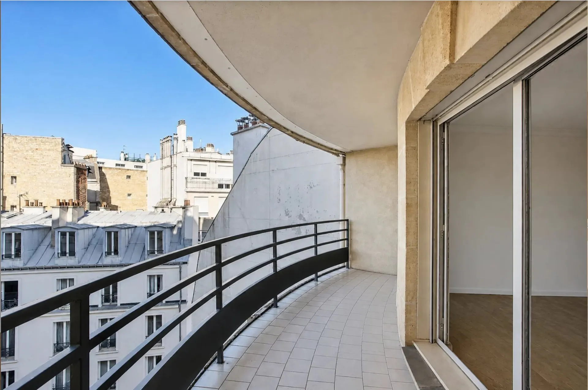 4 pièces de 90 m² à rénover avec balcon privatif, résidence sécurisée à la Muette